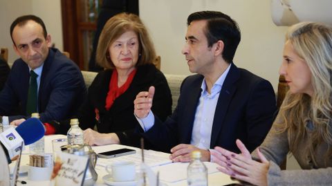 Rey Varela, ayer, durante su participaci�n en el ciclo Conversas no Parador, junto al presidente de la Autoridad Portuaria, Francisco Barea; la presidenta del Club de Prensa, Julia D�az; y la delegada territorial de la Xunta en Ferrol, Martina Aneiros.