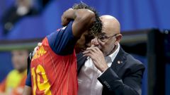 Luis de la Fuente y Lamine Yamal hablan durante el partido contra Cabo Verde