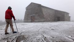 La nieve cay� con intensidad creciente durante la tarde del viernes en el santuario de O Faro