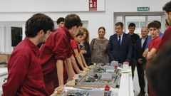 Rom�n Rodr�guez, conselleiro de Educaci�n, conversa con alumnos de la Universidade Laboral.