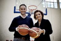 <span lang= es-es >Una pasi�n familiar</span>. Carmen Limia, presidenta del Pabell�n Femenino, comparte pasi�n por el baloncesto con su hijo Antonio Gavilanes, que preside al Club Ourense Baloncesto. 