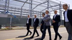 El presidente de la Xunta, Alfonso Rueda, acompa�ado del consejero delegado de Vertex, Antonio Vallespir, (segundo por la izquierda) y otros representantes de la empresa