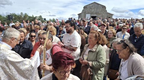 Aspecto del exterior del santuario de O Faro durante una de las misas
