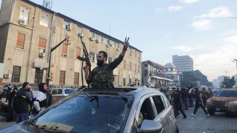 Rebeldes celebran en las calles de Homs el anuncio del derrocamiento del rgimen de Al Assad 