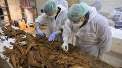 T�cnicos que buscan los restos de Miguel de Cervantes en la iglesia de las Trinitarias de Madrid