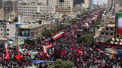 Millares de personas han participado este jueves en la procesi�n funeraria del asesinado l�der supremo de Ir�n Al� Jamene� en la ciudad de Mashad, donde ser� enterrado tras una semana de multitudinarios funerales en cinco ciudades iran�es e iraqu�es.