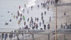Imagen de migrantes cruzando la frontera de Ceuta.