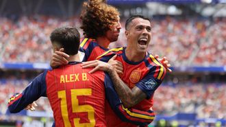Pedro Porro celebra, abrazado a Baena y Cucurella, el segundo gol de Espa�a ante Austria.