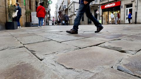 Vecinos y transentes se quejan del estado del enlosado en la calle de Agar y el entorno de la calle Real