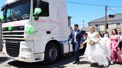 Los novios lucenses que acudieron al altar a bordo de dos camiones