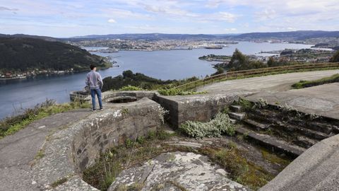 Bater�a de A Bailadora en Ares, con la r�a de Ferrol al fondo.