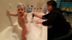 Baila en la ba�era mientras su madre introduce una batidora