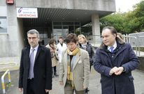 Luis Verde, Roc�o Mosquera y Jos� Crespo visitaron el ambulatorio de Lal�n, tras firmar el convenio. 