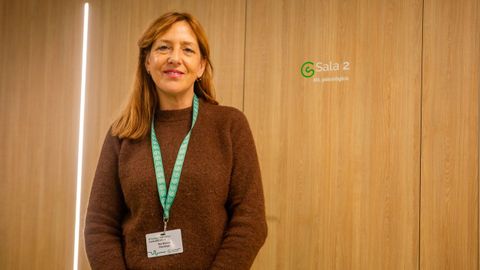 La psicoonc�loga Mar Blanco, este lunes en la sede de la AECC en Pontevedra, imparte los talleres sobre higiene del sue�o para pacientes