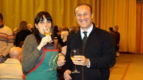 El codillo triunf� en A R�a.La alcaldesa de A R�a y el regidor de Almendralejo brindaron con cava extreme�o