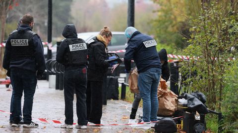 Los forenses trabajan en la zona donde se produjo un tiroteo racista mortal