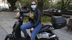 Natalia Pais muestra dos de los veh�culos disponibles en A Coru�a