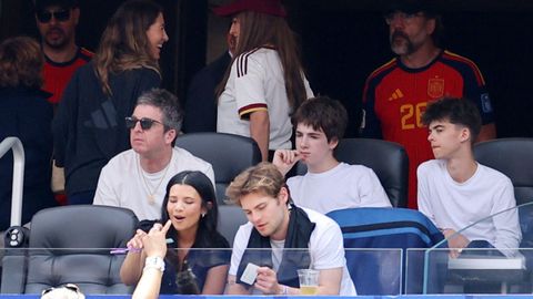 Noel Gallagher, sentado, y Pen�lope Cruz y Bardem de pie detr�s