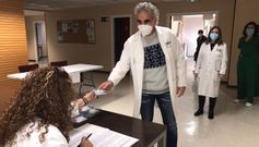 Los trabajadores de la sanidad pblica coruesa ya han comenzado recoger sus kits para el cribado colectivo del covid en los distintos hospitales y centros de especialidades de A Corua, Betanzos y Carballo