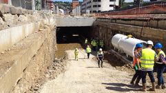 Trabajadores en una de las bocas del t�nel del soterramiento de Feve en Langreo