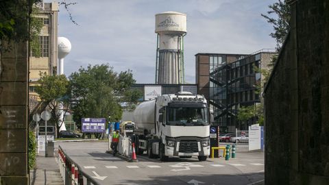 Un cami�n en las inmediaciones de la factor�a Saint Gobain Cristaler�a en Avil�s, a 15 de mayo de 2024, en Avil�s, Asturias 
