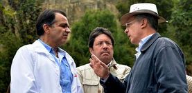 El expresidente Uribe, con sombrero, da instrucciones al candidato de su partido, Oscar Iv�n Zuluaga, a la izquierda.