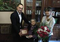 Valentina Vila, ayer, en su casa, con Xabier Pardi�as y Carmen Geada.