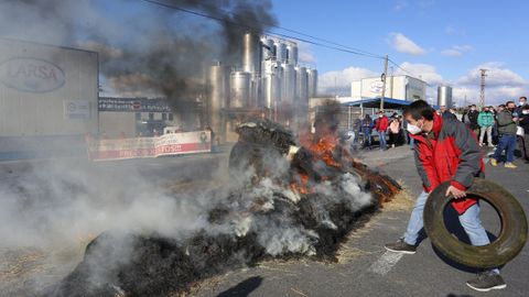 Protestas de los ganaderos ante la f�brica de Larsa en Outeiro de Rei