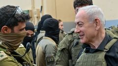 Netanyahu, durante una visita a las tropas desplegadas en el sur del L�bano.