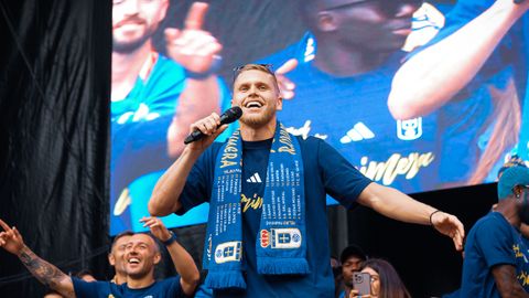Alemao, en la celebraci�n del ascenso del Real Oviedo