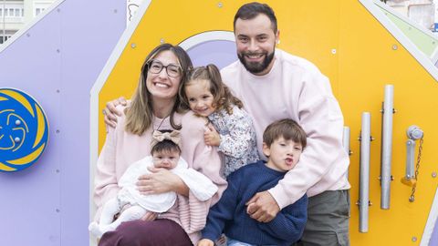 Paula e Iv�n, con Mil�n, Nora e Inea: �Os nosos fillos son o motor da nosa vida. O que m�is nos importa � a familia. Eles fix�ronnos ver a vida�