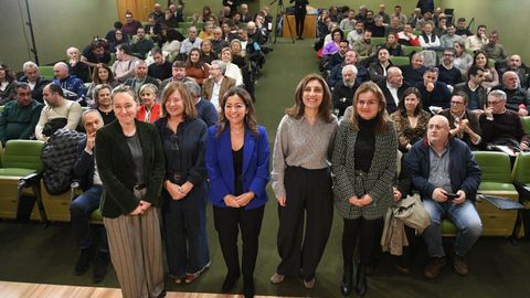 Las conselleiras de Mar y Medio Ambiente, Marta Villaverde y �ngeles V�zquez, en el centro, al inicio de la reuni�n.