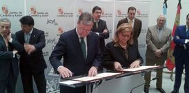 Imagen de la firma del convenio entre Sagrario Franco y el consejero de Fomento de Castilla y Le�n.