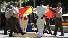 Momento del arriado de la bandera de Espa�a por efectivos participantes en el D�a de las Fuerzas Armadas