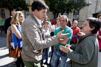 Besteiro atendi� a Carmen Antas junto al M�ndez N��ez. 