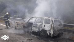Un coche incendiado en la Y