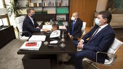 Feijoo con Abelardo Carballo y Andr�s Montesinos, alcalde y teniente de Viana do Bolo