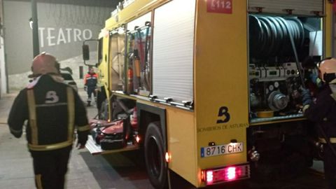 Intervenci�n de bomberos en el incendio de La Felguera