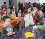 Los ni�os siguieron atentos las instrucciones para fabricar gominolas.