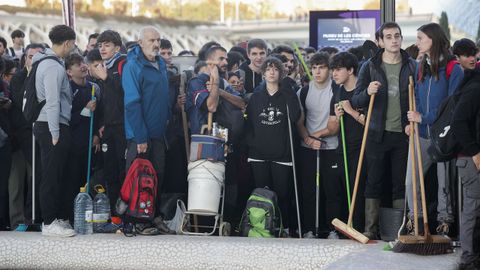 Voluntarios en las inmediaciones de la Ciudad de las Artes de Valencia