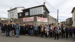 Vecinos del barrio da Cruz, en Covas, reiteraron este lunes de nuevo su rechazo a la antena 5G que est siendo instalada sobre el tejado de un hotel