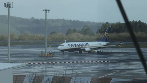 Imagen de un avi�n de Ryanair en el aeropuerto de Santiago Rosal�a de Castro-Lavacolla.
