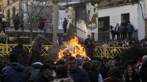 La quema de los compadres en la plaza de Espaa puso fin a la jornada en Monforte