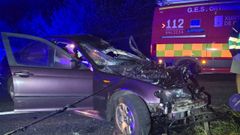 Estado del vehículo tras impactar contra el talud de la carretera AC-102, a la altura del kilómetro 6