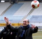 Jes�s Fern�ndez recibi� el homenaje de la afici�n leonesa en el partido ante el Marino.