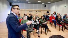 El conselleiro de Emprego durante la jornada con la asociaci�n empresarial Seara.