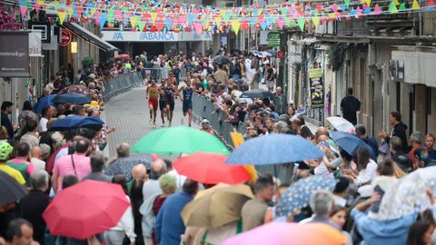 Miles de personas salieron a la calle para animar a los triatletas