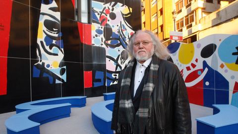 Ant&oacute;n Pulido ante o mural que fixo en Peniche