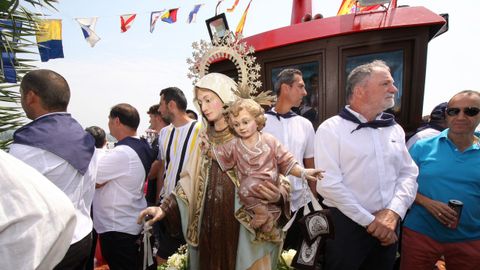 Celebraci�n de la festividad del Carmen en Boiro, con la procesi�n mar�tima de Cabo de Cruz