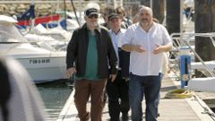 El alcalde de Ares, Julio Iglesias, acompa a Almodvar y al equipo en un recorrido por el puerto deportivo.